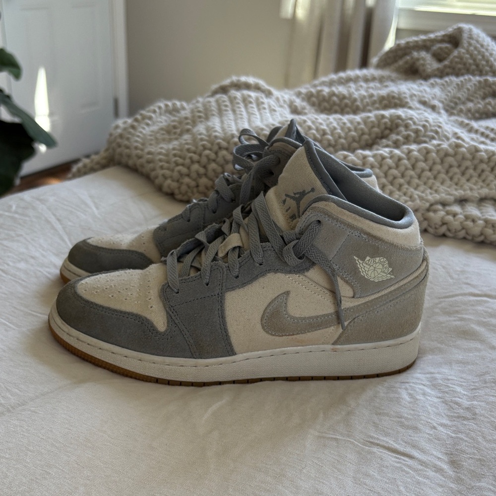 Nike Kids Sneakers in Gray and Cream